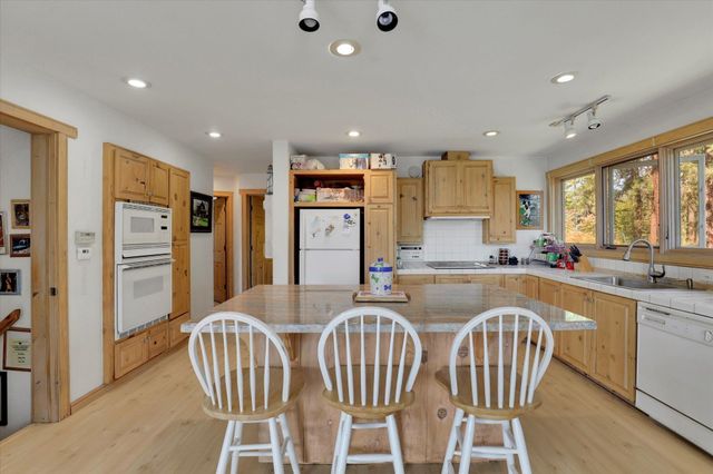 17820 N Forest Ln, Newman Lake, WA 99025