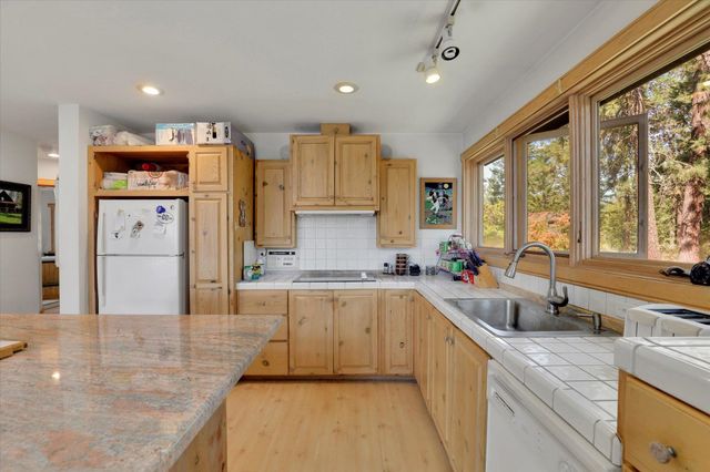 17820 N Forest Ln, Newman Lake, WA 99025