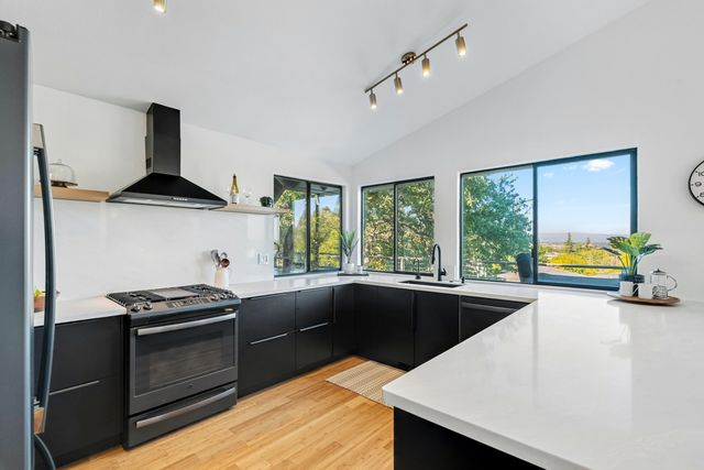 3357 Oakwood Place, Redding, CA 96001