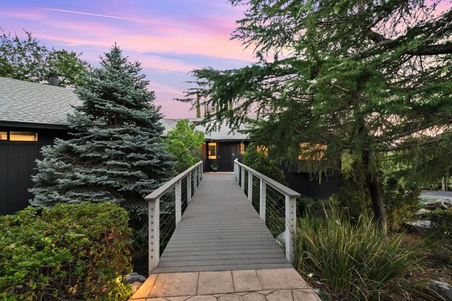 3357 Oakwood Place, Redding, CA 96001