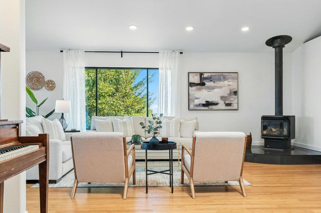 3357 Oakwood Place, Redding, CA 96001