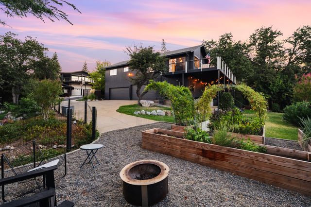 3357 Oakwood Place, Redding, CA 96001