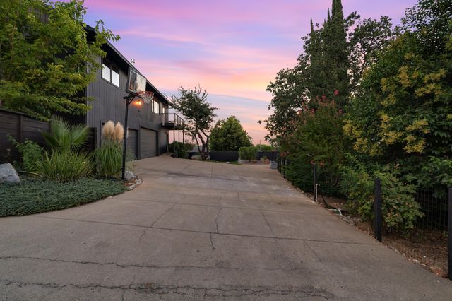 3357 Oakwood Place, Redding, CA 96001