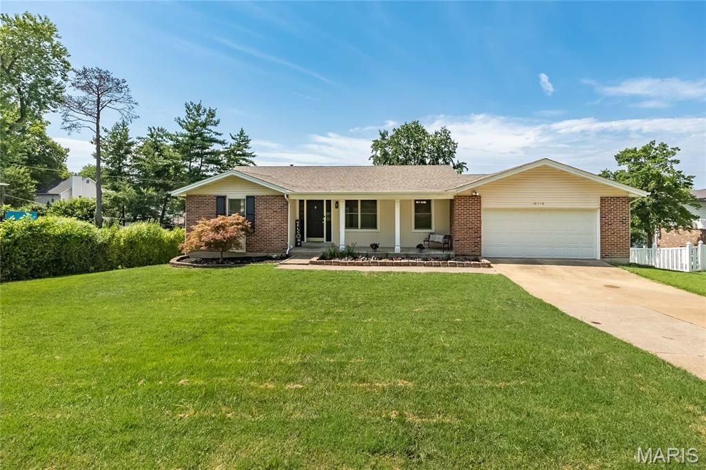 12112 Greenwalk Drive, St Louis, MO 63146