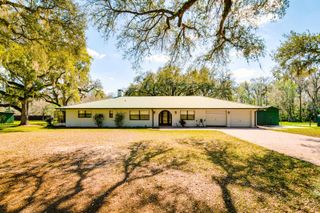 4942 CR 300, Lake Panasoffkee, FL 33538