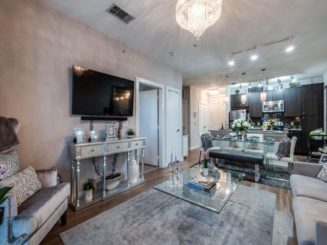 1900 Barton Springs RD 5037, Austin, TX 78704