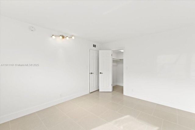 319 NE 14th Ave 201, Hallandale Beach, FL 33009