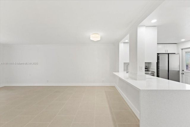 319 NE 14th Ave 201, Hallandale Beach, FL 33009