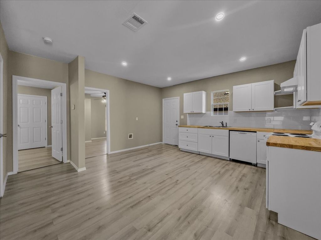 959 E Broadway Avenue, Fort Worth, TX 76104