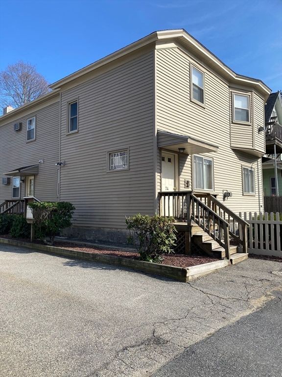 74 Lakewood 2R, Worcester, MA 01603
