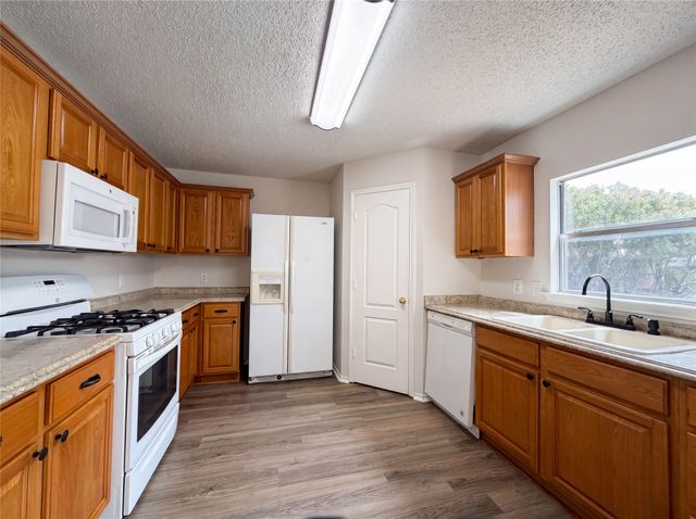 7001 Edmundson Drive, Arlington, TX 76002