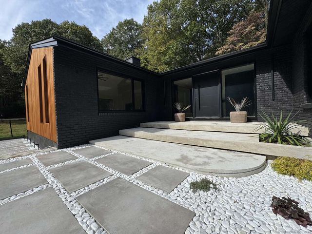 11 Coachman Lane, Woodbridge, CT 06525