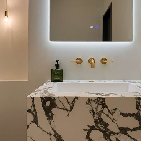 11 Coachman Lane, Woodbridge, CT 06525