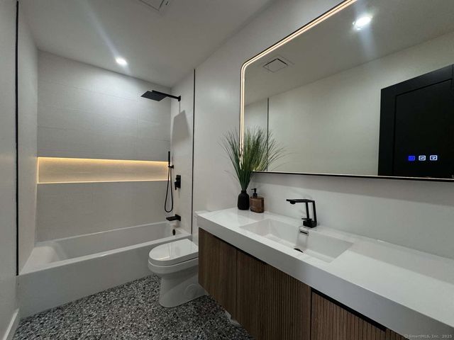 11 Coachman Lane, Woodbridge, CT 06525