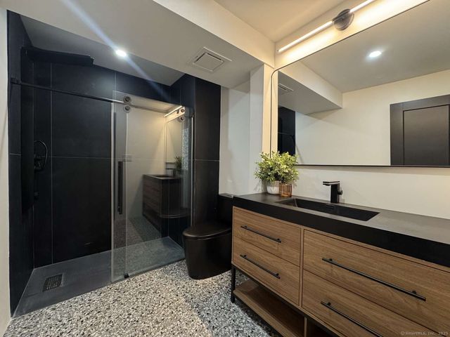 11 Coachman Lane, Woodbridge, CT 06525