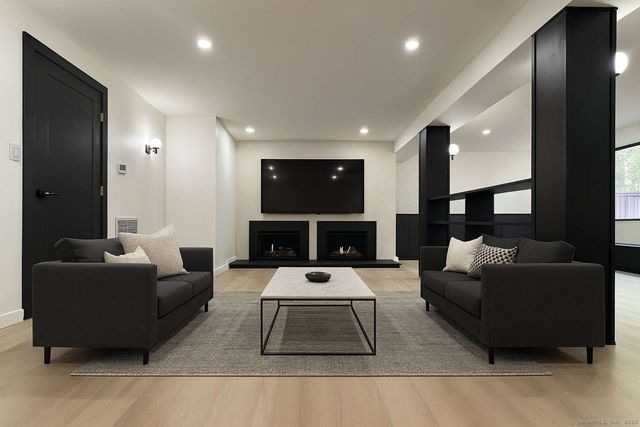 11 Coachman Lane, Woodbridge, CT 06525