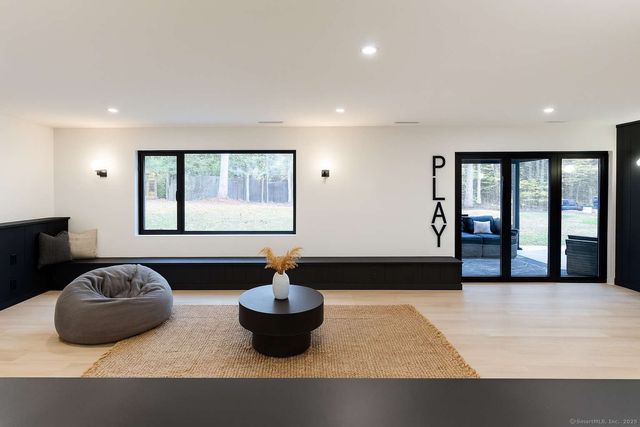 11 Coachman Lane, Woodbridge, CT 06525