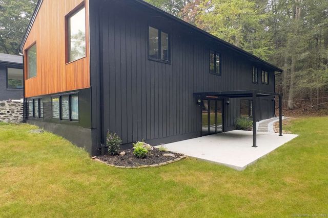 11 Coachman Lane, Woodbridge, CT 06525