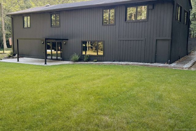 11 Coachman Lane, Woodbridge, CT 06525