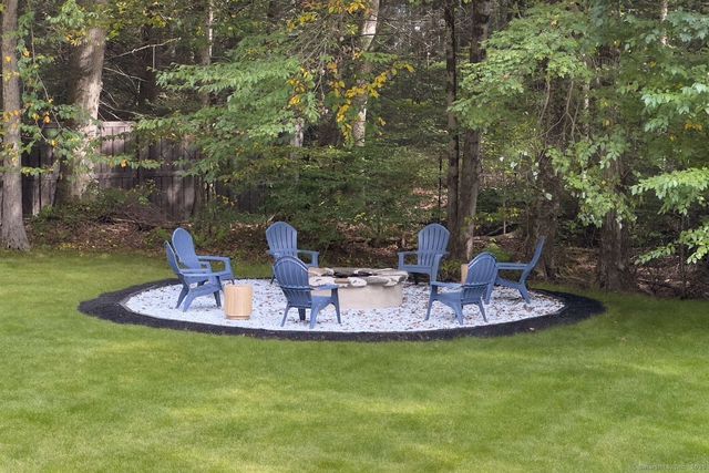 11 Coachman Lane, Woodbridge, CT 06525