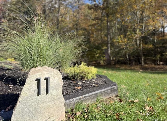 11 Coachman Lane, Woodbridge, CT 06525