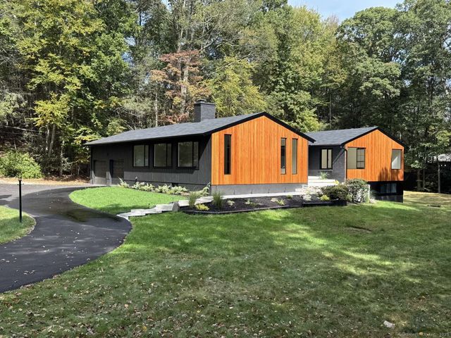 11 Coachman Lane, Woodbridge, CT 06525