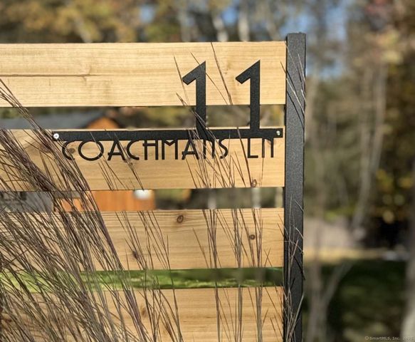 11 Coachman Lane, Woodbridge, CT 06525