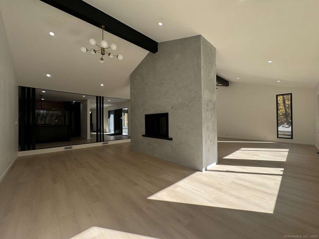 11 Coachman Lane, Woodbridge, CT 06525