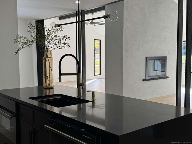 11 Coachman Lane, Woodbridge, CT 06525