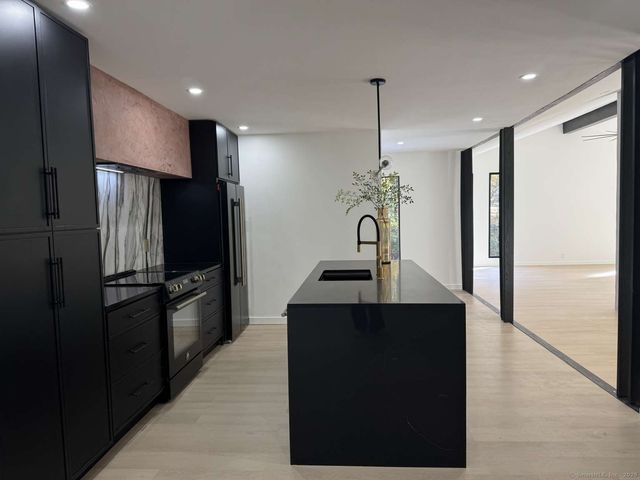 11 Coachman Lane, Woodbridge, CT 06525