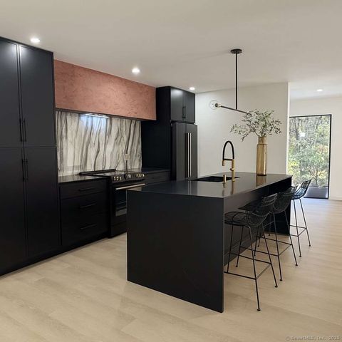 11 Coachman Lane, Woodbridge, CT 06525