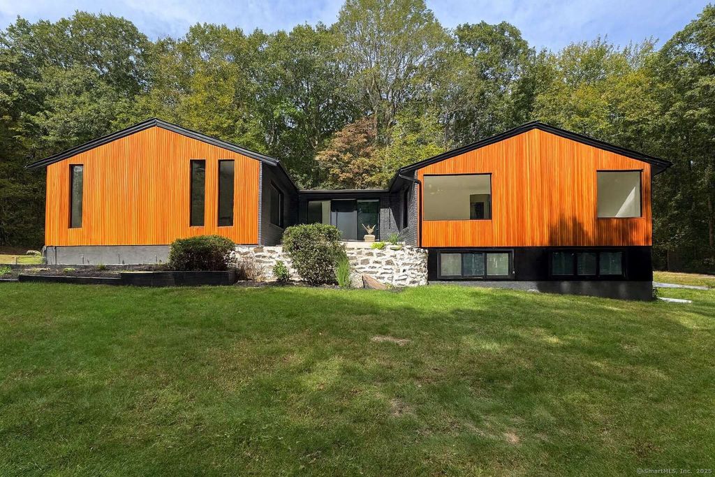 11 Coachman Lane, Woodbridge, CT 06525