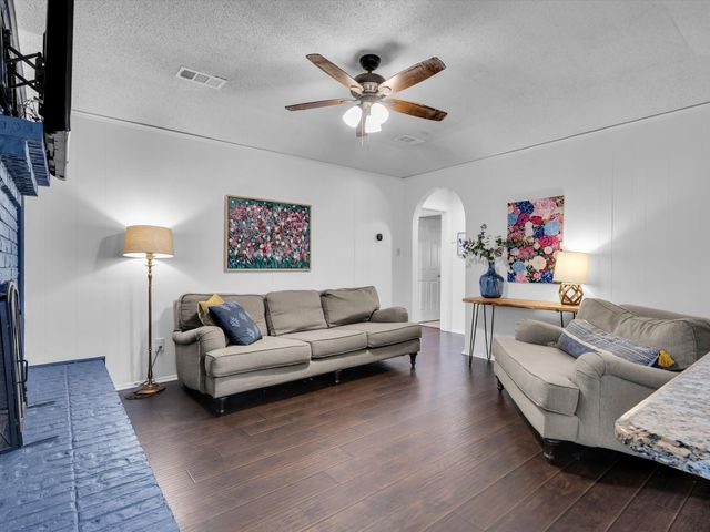 1318 Paisley Drive, Arlington, TX 76015