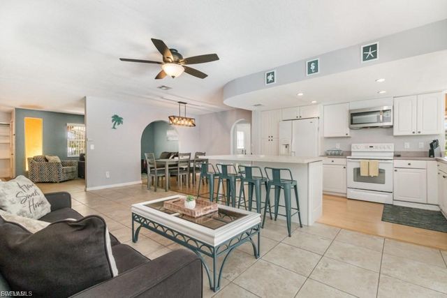 922 SE 25th LN, Cape Coral, FL 33904