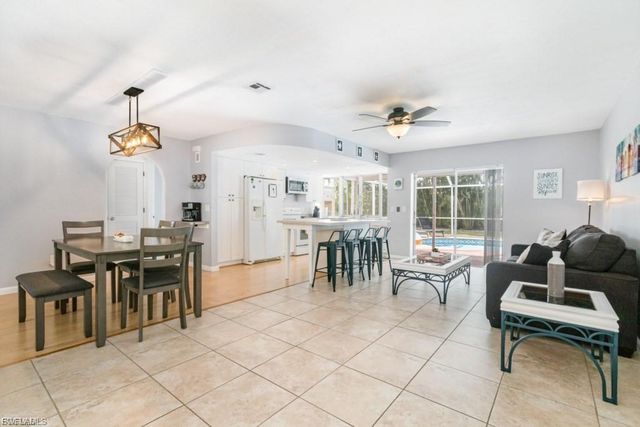 922 SE 25th LN, Cape Coral, FL 33904