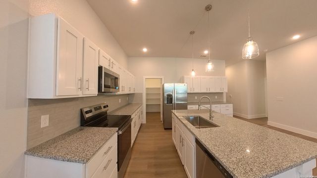 330 E Carson St Apt 1201, San Antonio, TX 78208