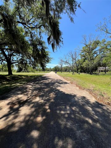 131 Hidden Horse Trail, Angleton, TX 77515