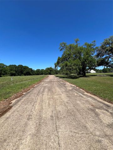 131 Hidden Horse Trail, Angleton, TX 77515