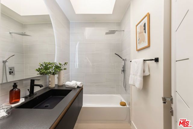 11344 Delano Street, North Hollywood (los Angeles), CA 91606