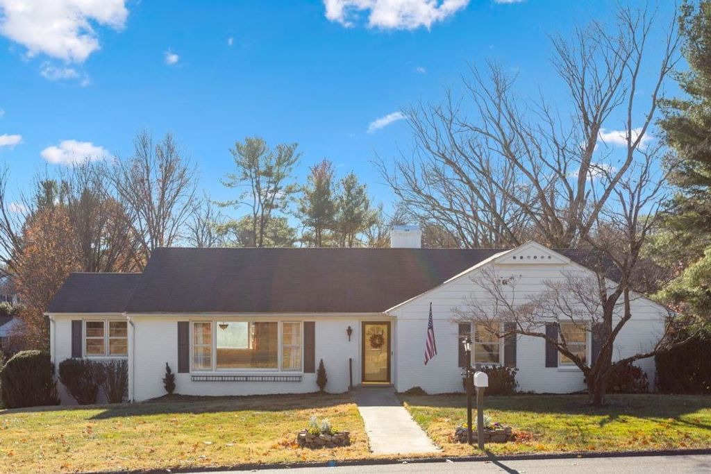 210 EDGEWOOD RD, Staunton, VA 24401