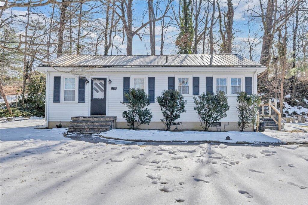 1720 Millbrook ST, Salem, VA 24153