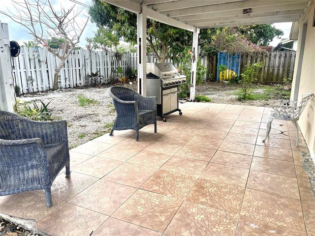 9604 NW 49th St, Sunrise, FL 33351
