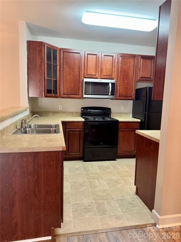 9823 Hyde Glen Court, Charlotte, NC 28262