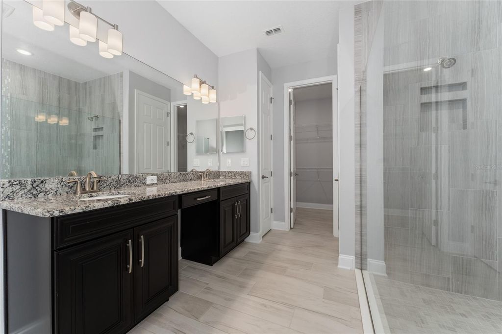 Image 3 of property listing at 3094 SOMERSET PARK DRIVE, Orlando, FL 32824