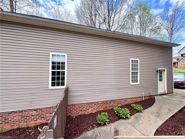 2130 Walnut Crossing Run, Yadkinville, NC 27055