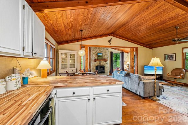 673 Chestnut Lane, Mars Hill, NC 28754