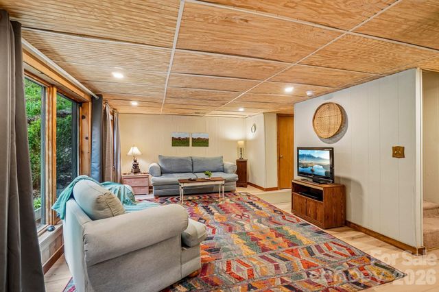 673 Chestnut Lane, Mars Hill, NC 28754