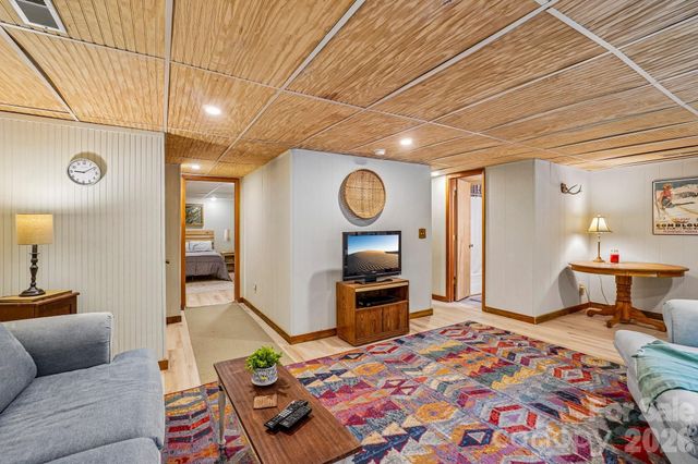 673 Chestnut Lane, Mars Hill, NC 28754