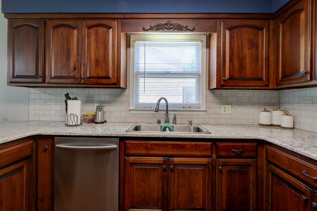 1030 Hillshire Dr, Clarksville, TN 37043