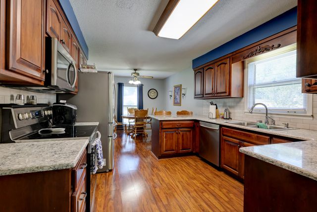 1030 Hillshire Dr, Clarksville, TN 37043